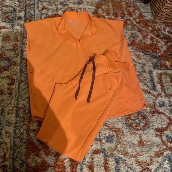 Figs 2 piece scrub set top is XS and bottoms are size small - Picture 2 of 4